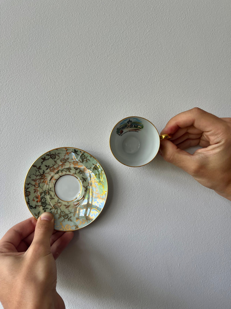 Espressotasse und Untertasse in Grün und Gold im Vintage-Stil – Blumengeschirr