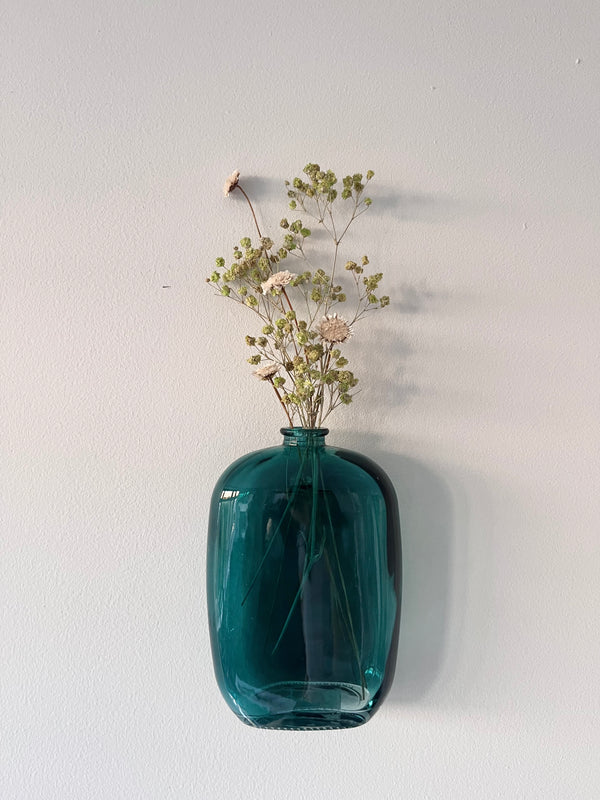 Grüne Hängevase im Josi-Stil mit getrockneten Blumen