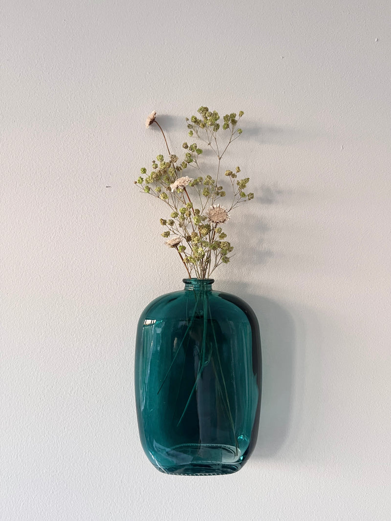 Grüne Hängevase im Josi-Stil mit getrockneten Blumen