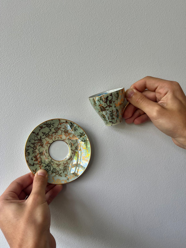 Espressotasse und Untertasse in Grün und Gold im Vintage-Stil – Blumengeschirr