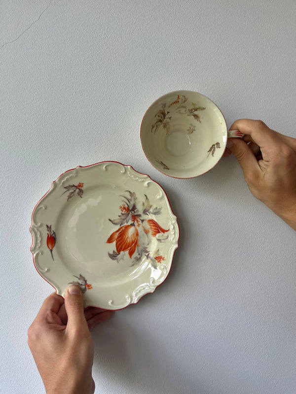 Vintage Beige & Orange Kuchenteller & Tassen Set – Florales Geschirr