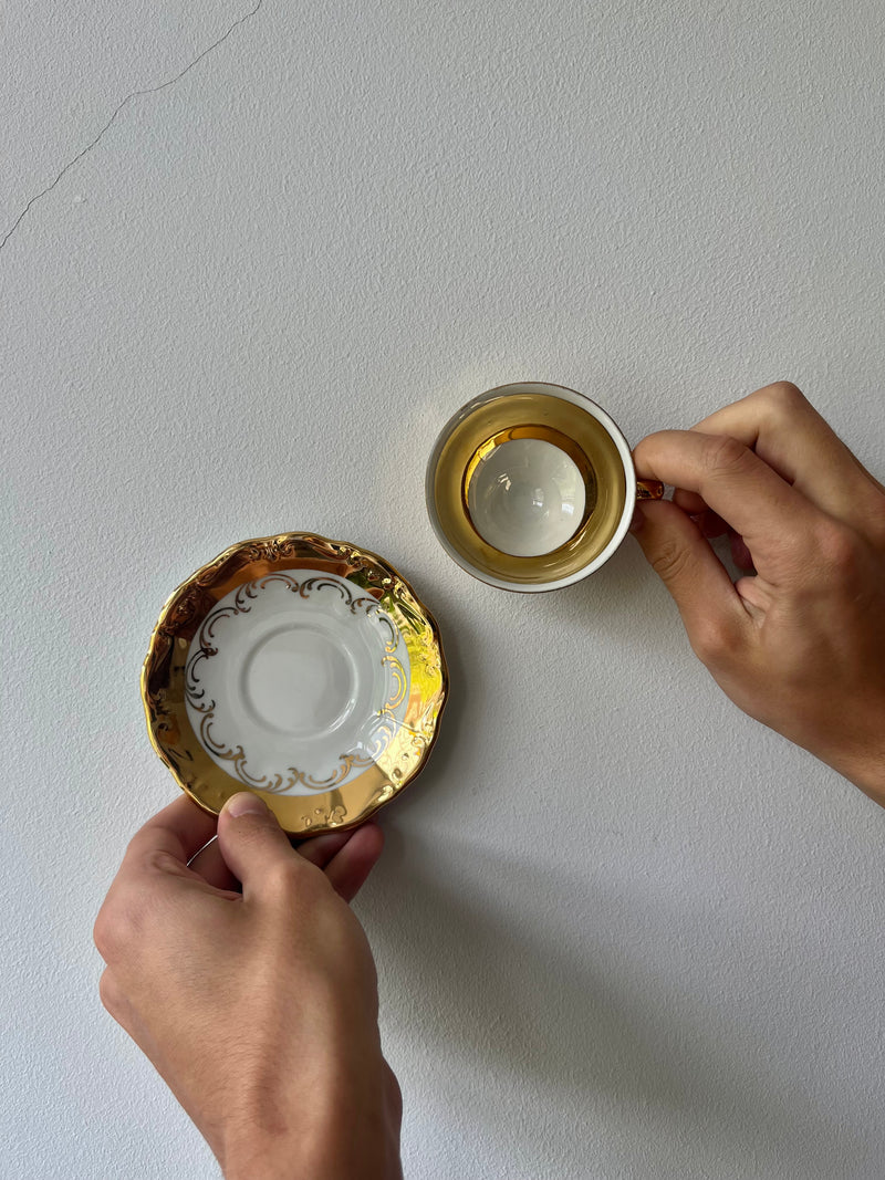 Vintage-Set aus goldener Espressotasse und Untertasse – zwei Sammlerstücke