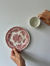 Vintage Roter Blumenkuchenteller mit Tasse und Untertasse – Porzellangeschirr