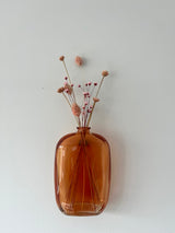 Hängende orange Vase im Ophie-Stil mit getrockneten Blumen
