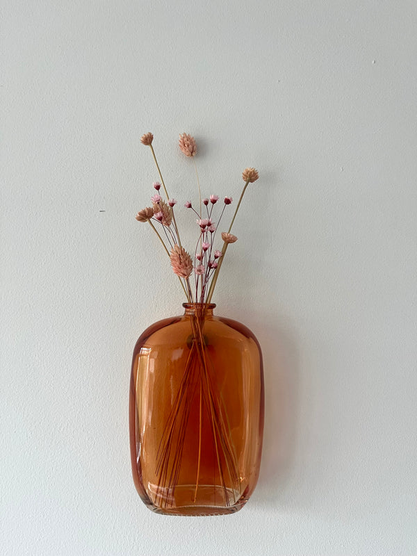 Hängende orange Vase im Ophie-Stil mit getrockneten Blumen
