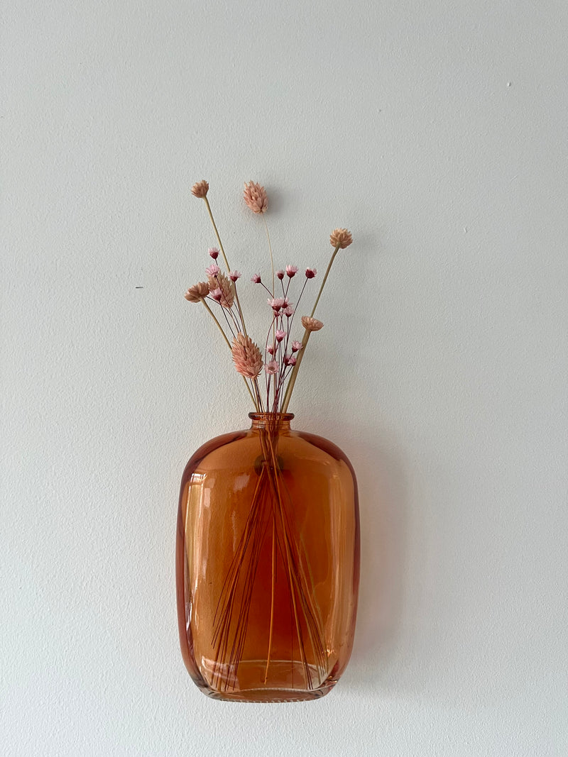 Hängende orange Vase im Ophie-Stil mit getrockneten Blumen