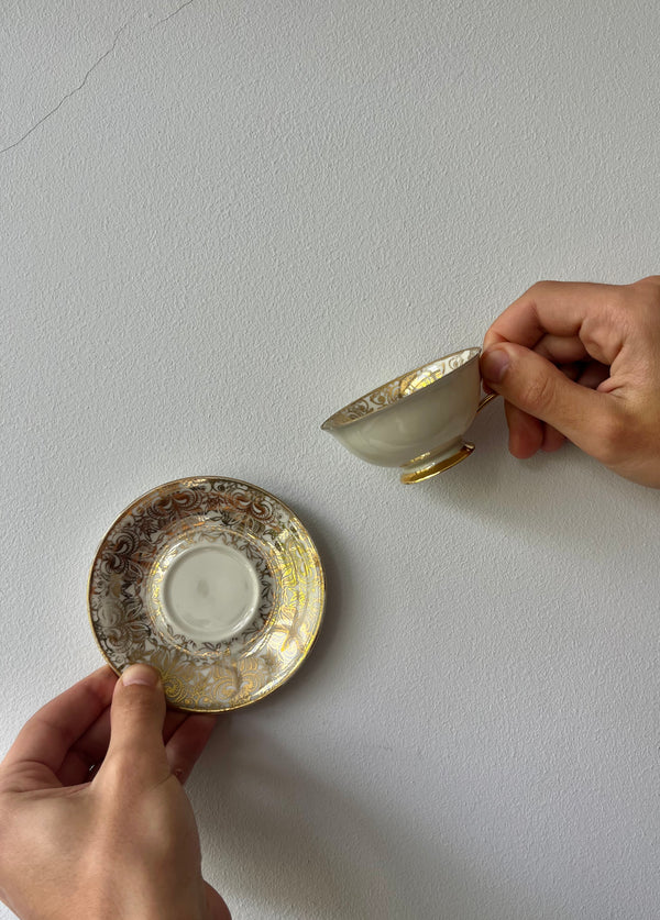 Vintage-Set aus goldener Espressotasse und Untertasse – zwei Sammlerstücke
