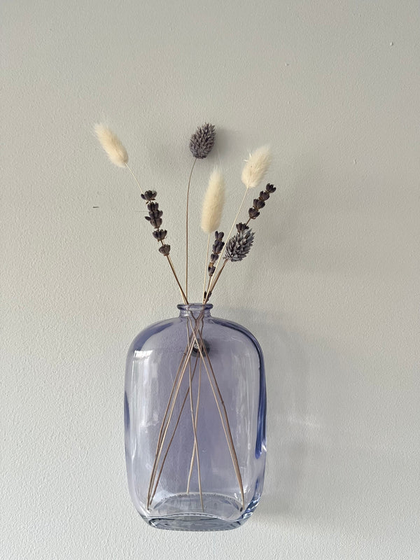 Lila Hängevase im Lotte-Stil mit Trockenblumen