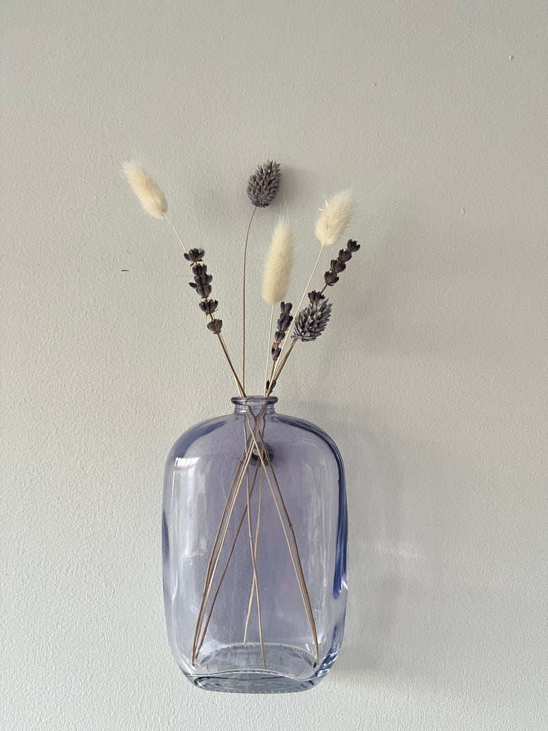 Lila Hängevase im Lotte-Stil mit Trockenblumen