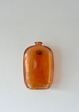 Hängende orange Vase im Ophie-Stil mit getrockneten Blumen