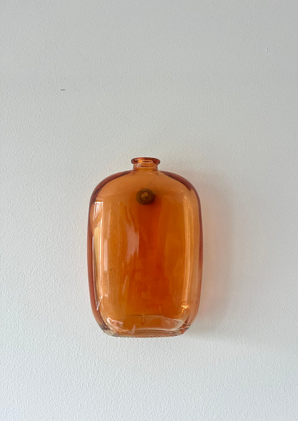 Hängende orange Vase im Ophie-Stil mit getrockneten Blumen