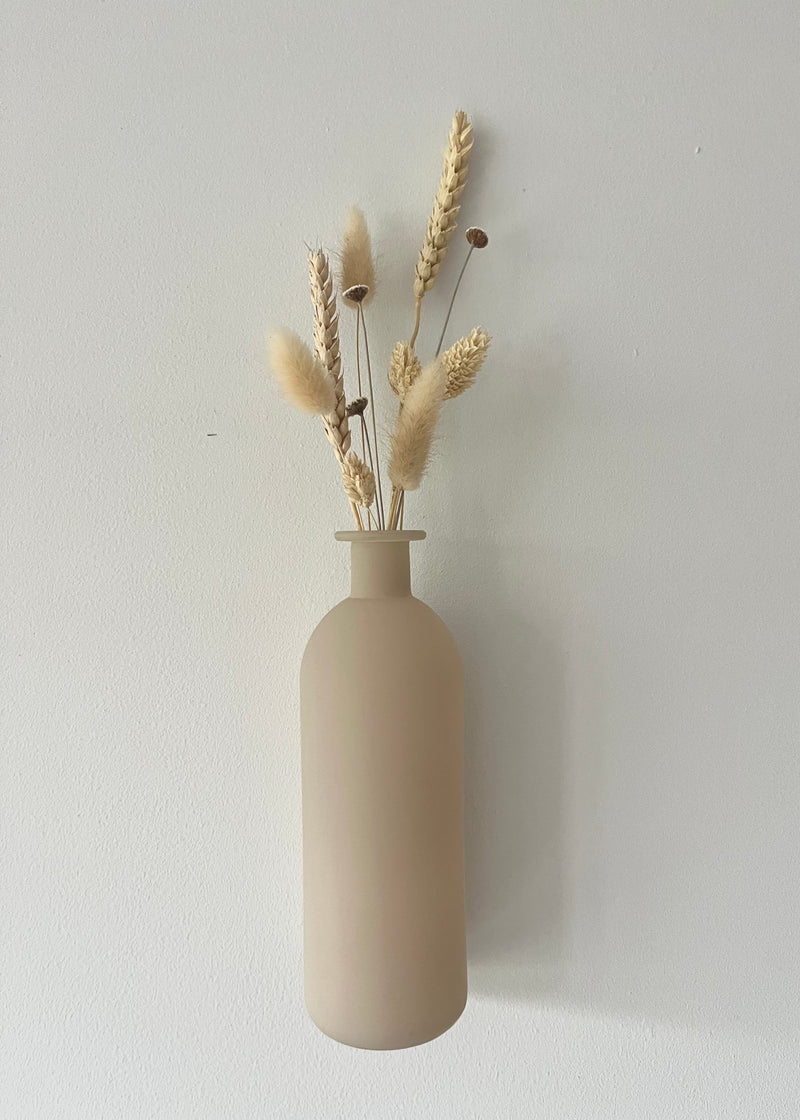 Hängende beige/graue Vase im Klara-Stil mit Trockenblumen