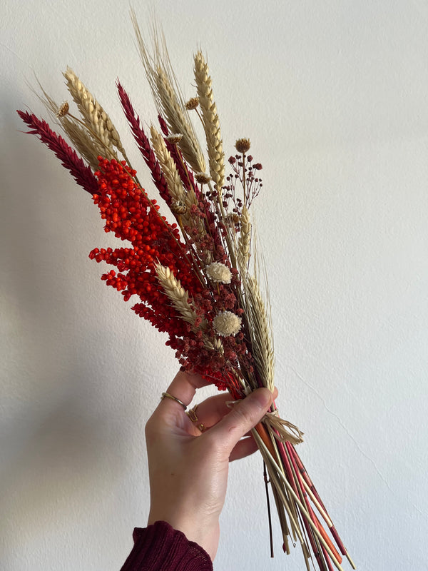 Trockenblumenstrauß im Evelyn-Stil in Rot- und Beigetönen