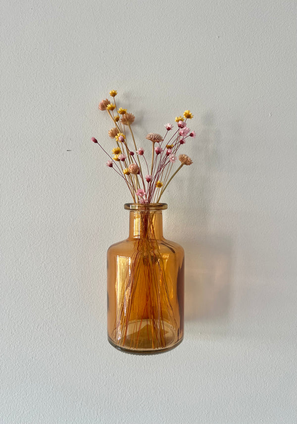 Orangefarbene Hängevase im Lina-Stil mit Trockenblumen