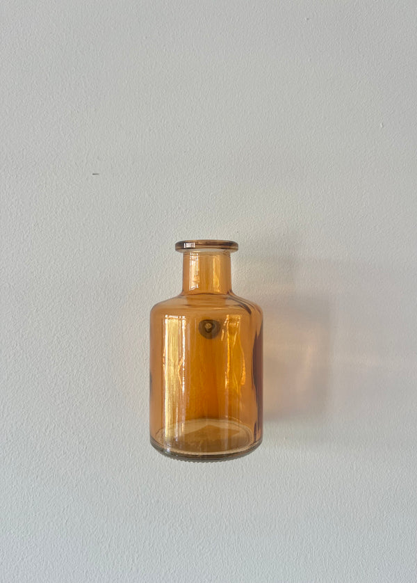 Orangefarbene Hängevase im Lina-Stil mit Trockenblumen
