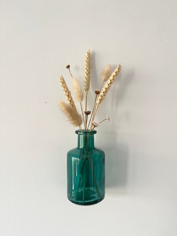 Grüne Hängevase im Aissa-Stil mit Trockenblumen